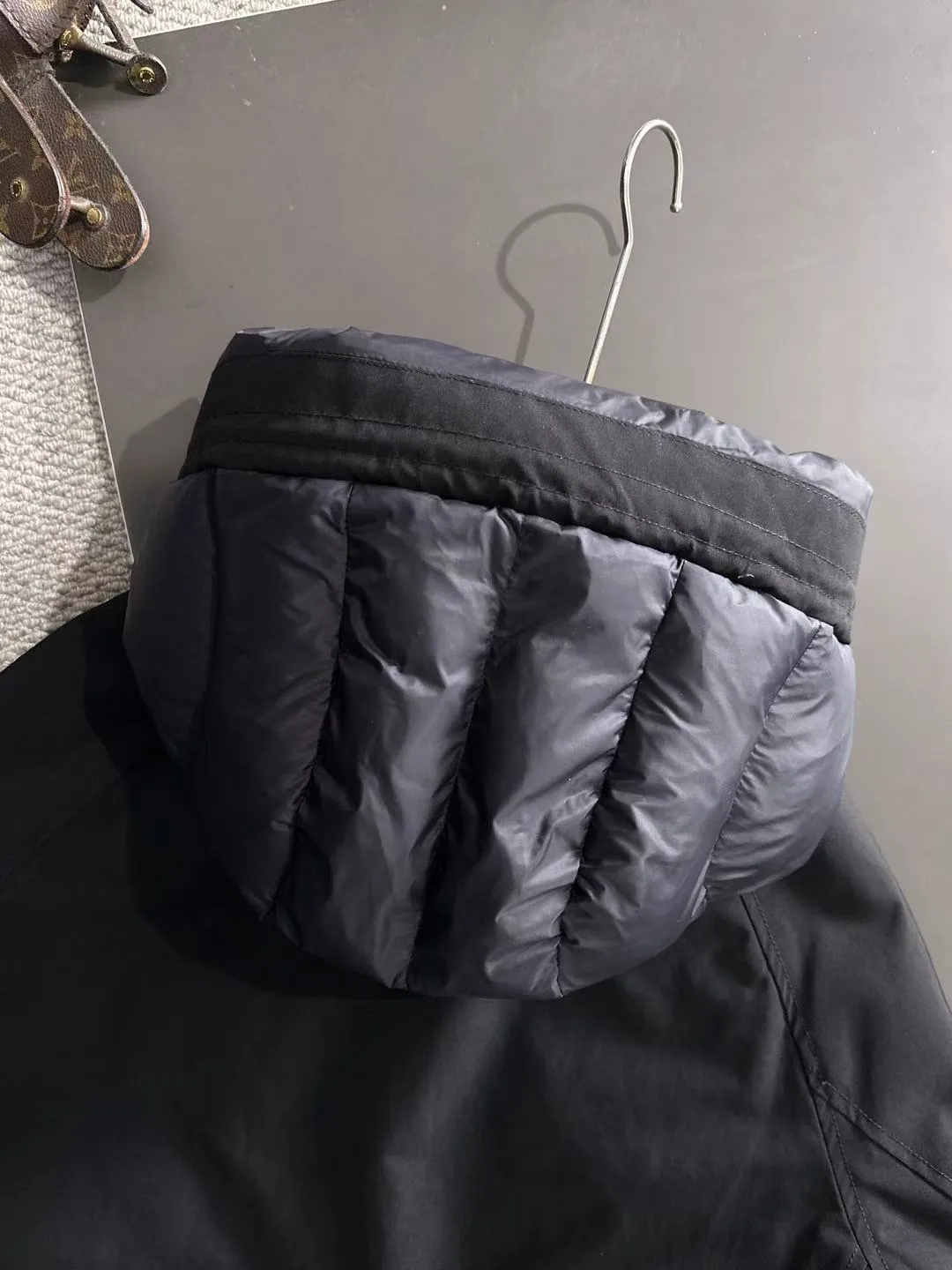 Two-day delivery time P960 Big Goose 🔥🔥 High-end customization 2025 winter official website's latest popular down jacket. Original custom-made hardware accessories for customers, all imported and original customization. Welcome to compare at the counter. Absolutely high quality. Use top-grade 90 white goose down. Super soft. Filled with fluffy and full feathers. Super heavy work. Fabric workmanship is excellent. The version is super perfect. Note⚠The fabric is super comfortable. Exclusive model. High-end quality. A must-have warm and protective artifact in winter. Size: M-3XL